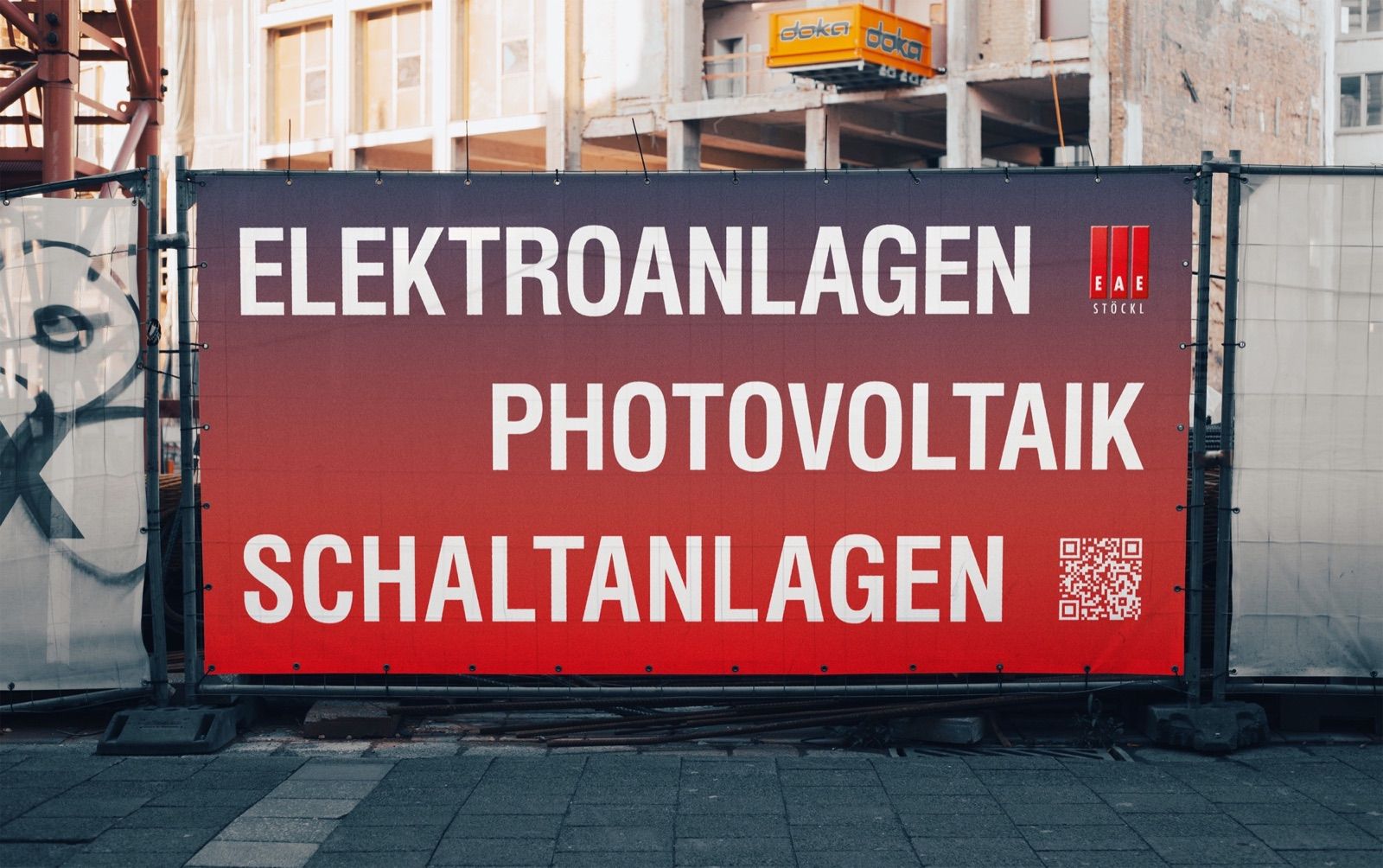 Visualisierung: Bauzaunbanner von EAE Stöckl mit „Elektroanlagen, Photovoltaik, Schaltanlagen“