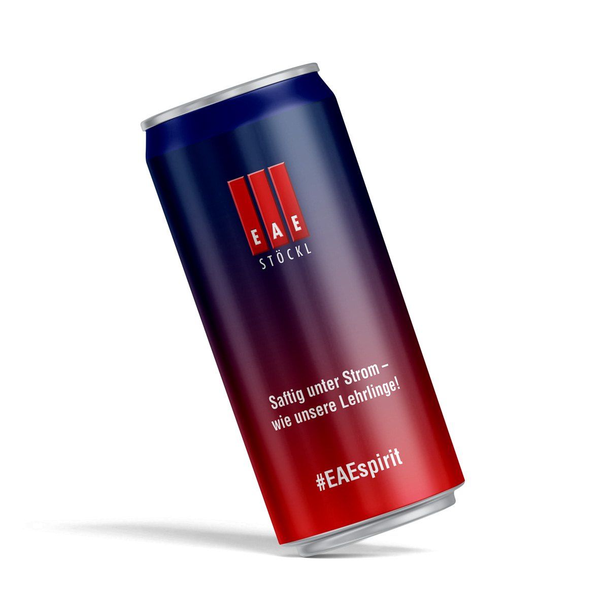 Getränkedose mit Farbverlauf von Blau zu Rot, EAE-Stöckl-Logo und der Aufschrift „Saftig unter Strom – wie unsere Lehrlinge!“