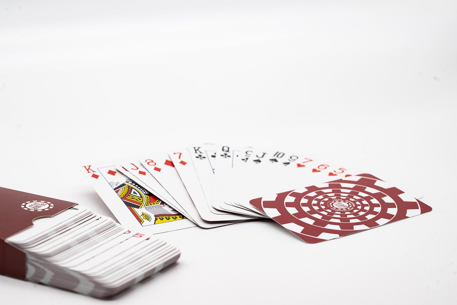 Aufgefächerte Spielkarten mit rot-weißem Muster auf weißem Grund