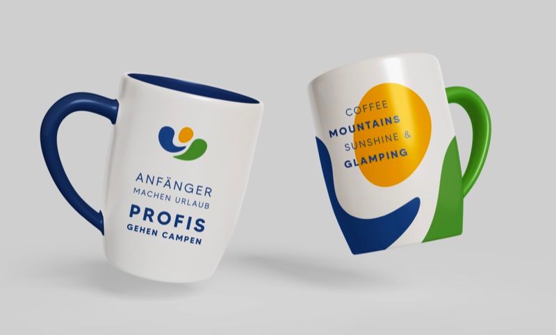 Visualisierung: zwei Tassen mit Logo und den Sprüchen „Anfänger machen Urlaub, Profis gehen campen“ und „Coffee, Mountains, Sunshine & Glamping“