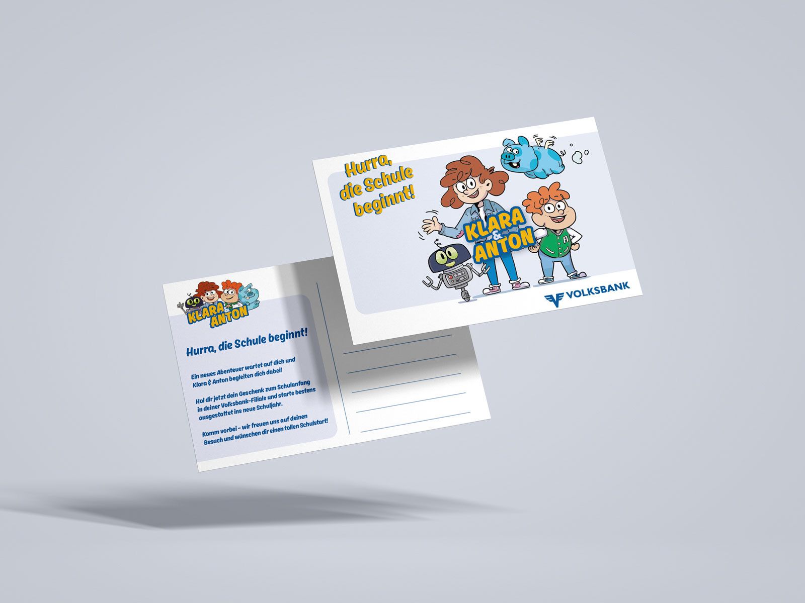 Visualisierung: Postkarte der Volksbank „Hurra, die Schule beginnt!“ mit den Figuren Klara und Anton, Vorder- und Rückseite